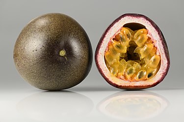 375px-Passion_fruits_-_whole_and_halved.jpg