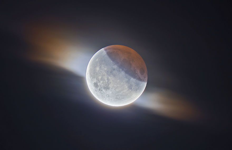 אלופת הירח שלנו - 'ליקוי ירח חלקי עם עננים' מאת איתן רוברטס.jpg