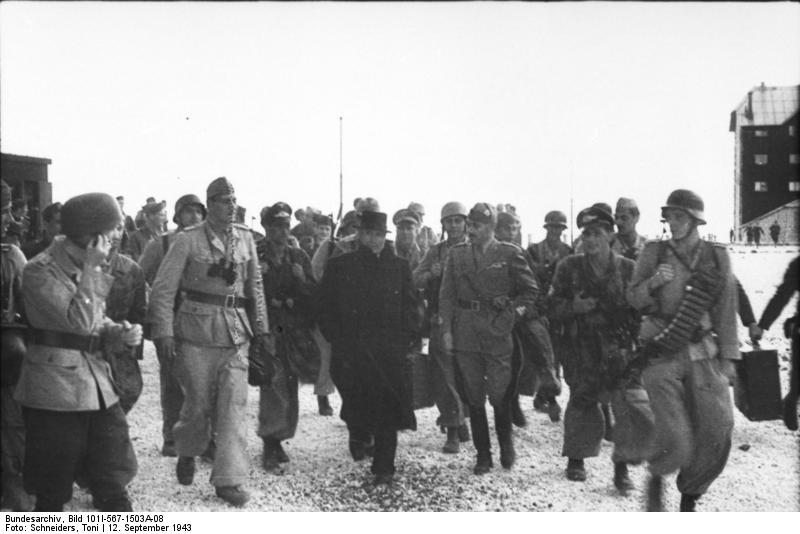Bundesarchiv_Bild_101I-567-1503A-08,_Gran_Sasso,_Skorzeny,_Mussolini_mit_Fallschirmjägern.jpg
