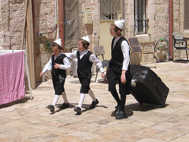 Toldos_Aharon_kids_prepare_for_Shabbat,_Mea_Shearim,_Jerusalem.jpg