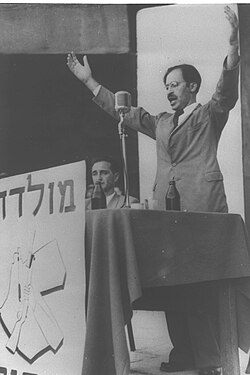 250px-Menachem_Begin_p%C5%99i_projevu_v_srpnu_1948.jpg