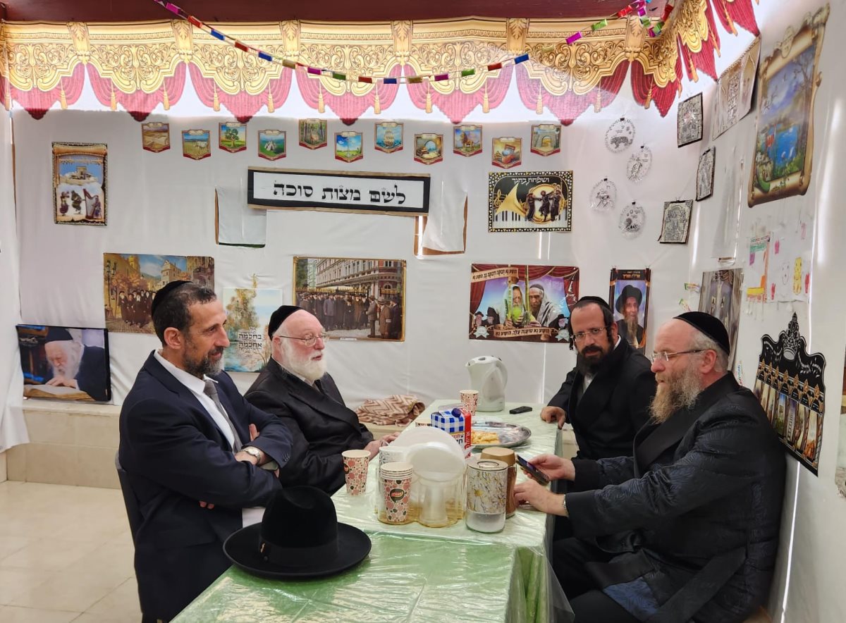 ראשי אשדוד התורנית אצל הרב צוקר. המצלם