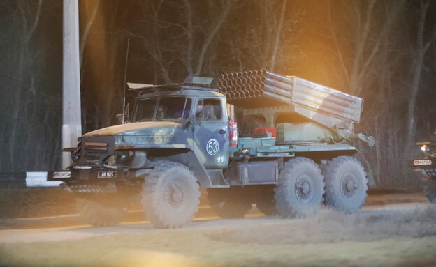 כלי רכב צבאיים בדונייצק (צילום: reuters)