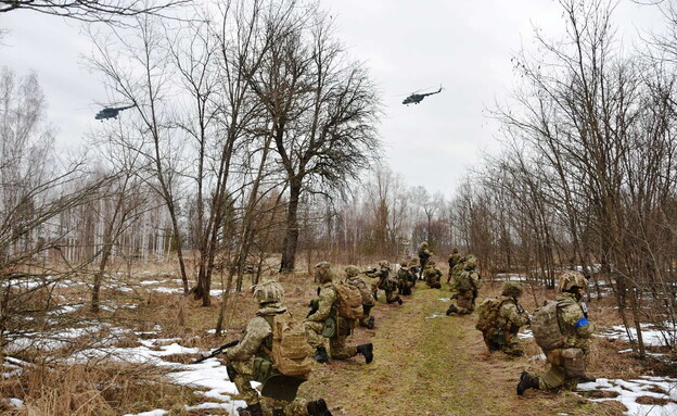 חיילים אוקראינים בתרגיל צבאי (צילום: רויטרס)