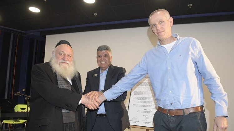 מנכל רמי ינקי קוינט, ראש עיריית אופקים איציק דנינו ושר הבינוי והשיכון יצחק גולדקנופף באירוע החתימה על הסכם הגג באופקים (ברונו שרביט, לע״מ)