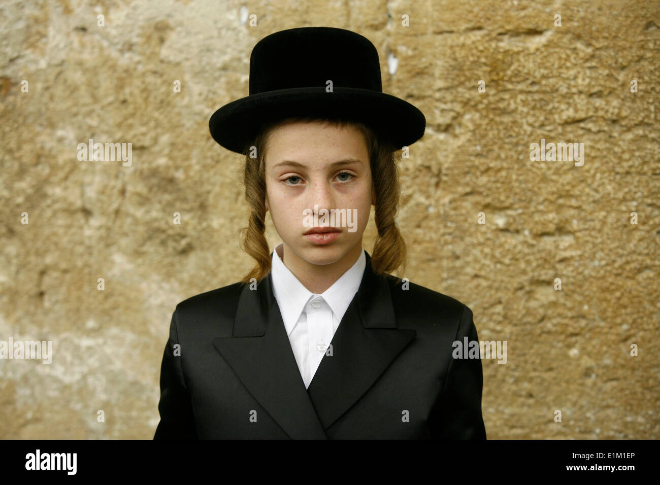orthodox-jewish-boy-at-wailing-wall-E1M1EP.jpg