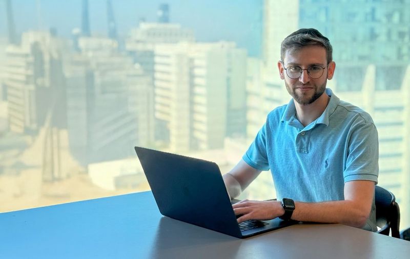 יוני קסלר מרצה בקורס בניית אתרים בפרוג